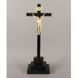 Kruzifix, Elfenbein, Holz, um 1800