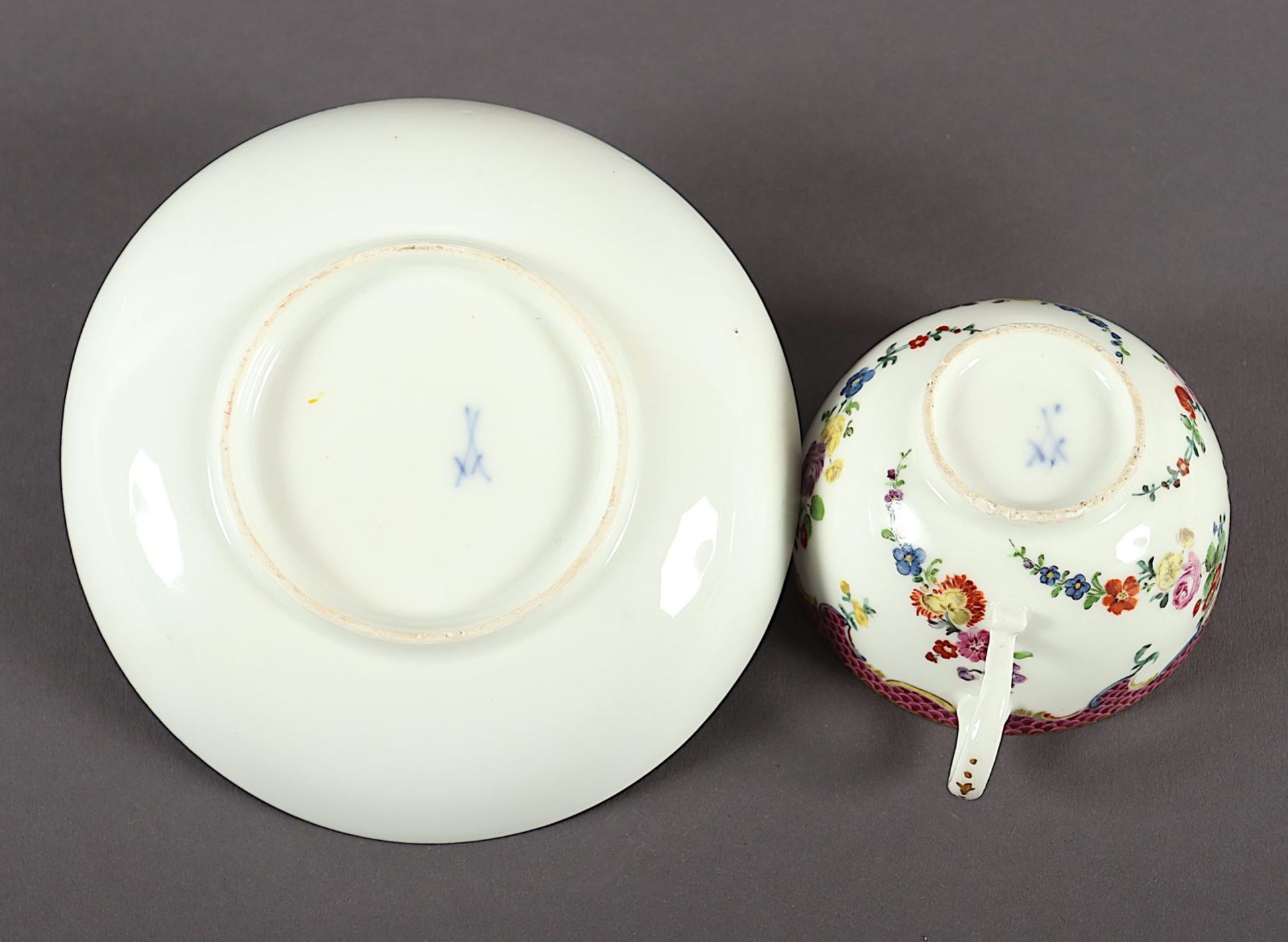 Tasse mit Untertasse, Purpurschuppenrand, Blumengirlanden, Meissen, 18.Jh. - Image 3 of 3