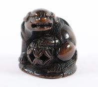 Netsuke Shishi mit Brokatball, Buchsbaum, JAPAN, besch.