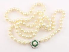 Perlenkette, 750/ooo WG Schließe, Smaragd u. Brill., Schließe ca 7,5g