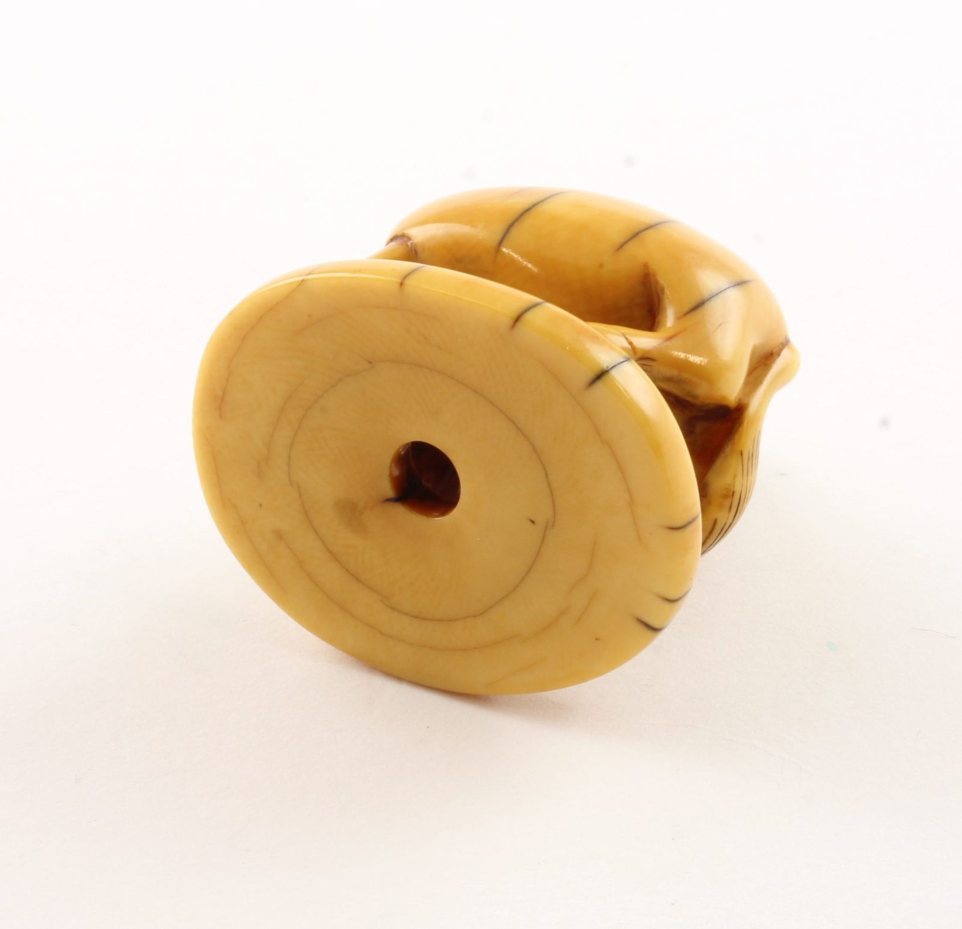 Netsuke, Hirte mit Ochse, Elfenbein - Image 3 of 4