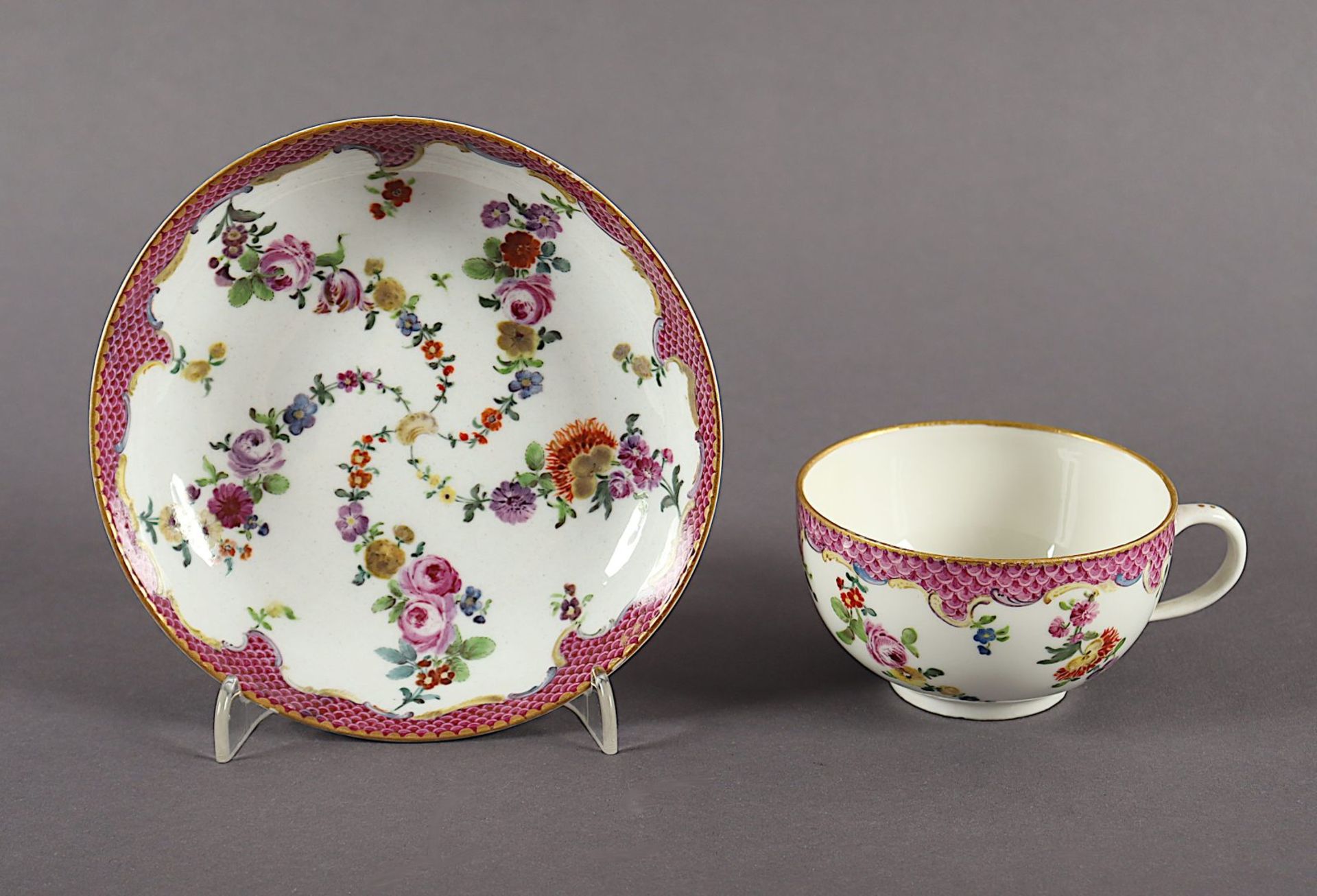 Tasse mit Untertasse, Purpurschuppen, Blumengirlanden, Meissen, 18.Jh.