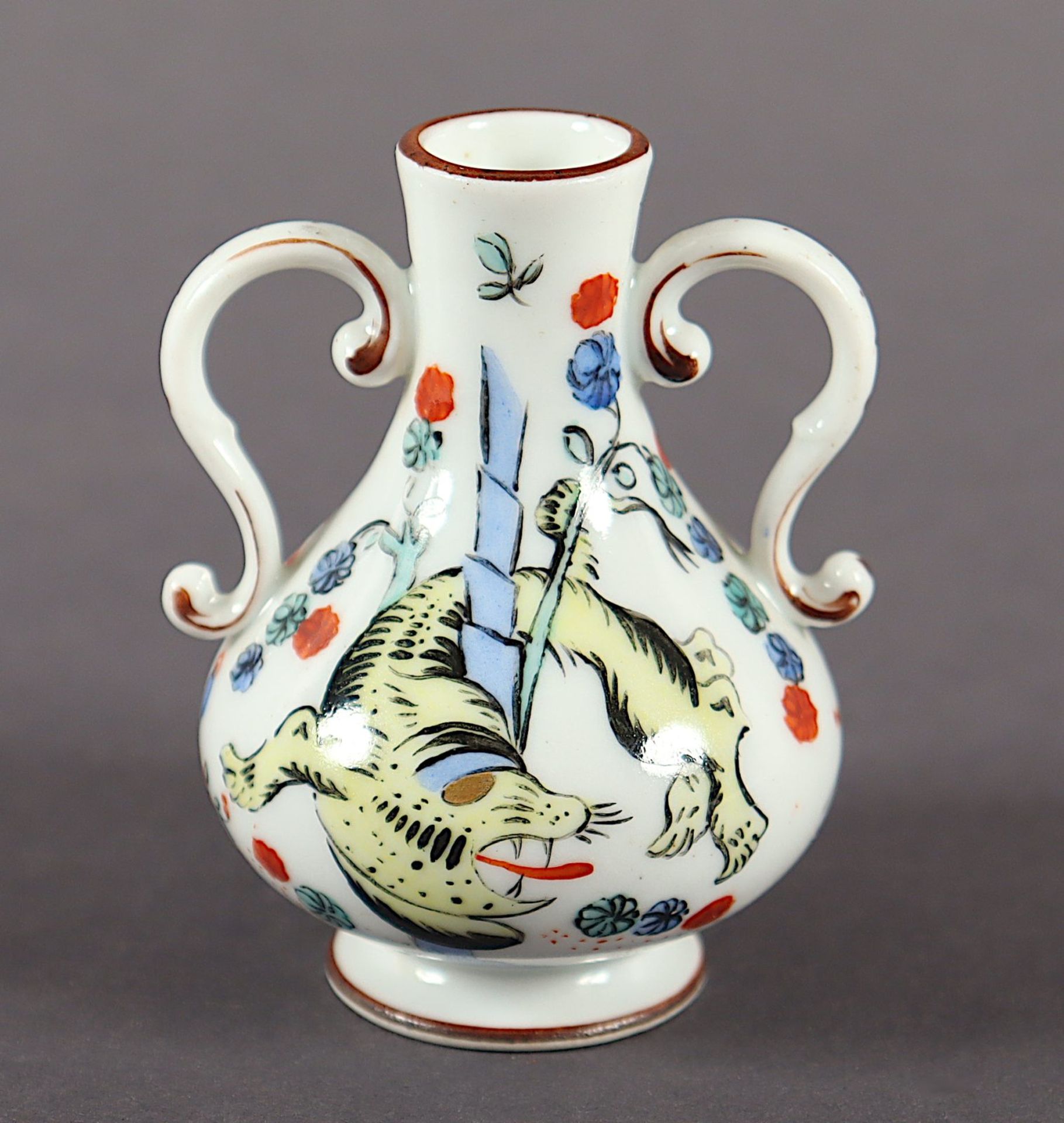 Miniaturvase, gelber Löwe, Meissen, 19.Jh.