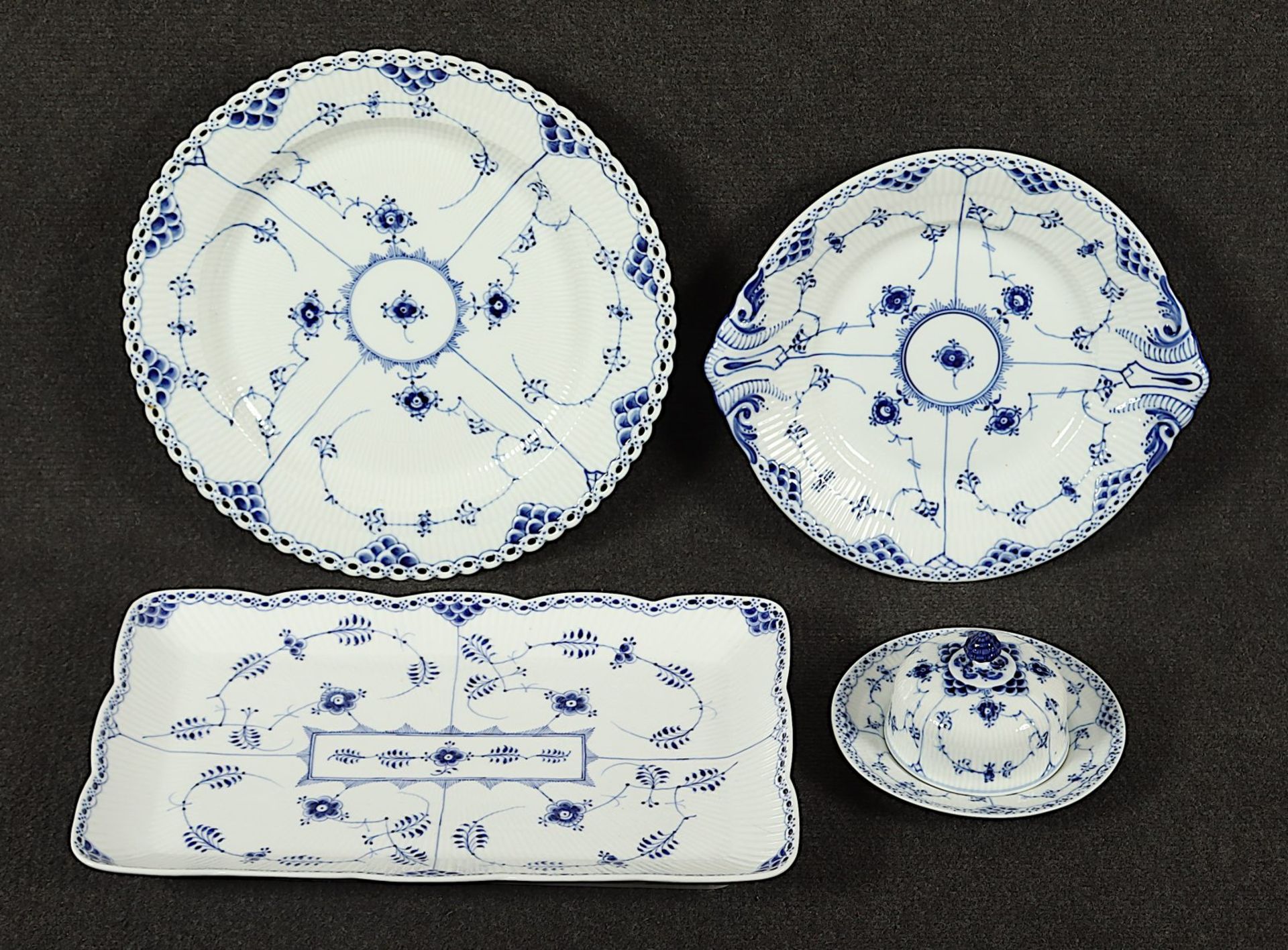 Drei Platten und eine Butterdose, Musselmalet, ROYAL COPENHAGEN