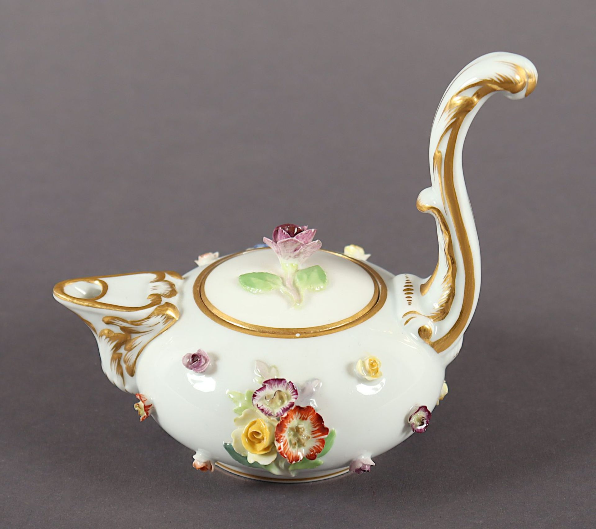 Kanne, plastische Blüten, Meissen, E.19.Jh.