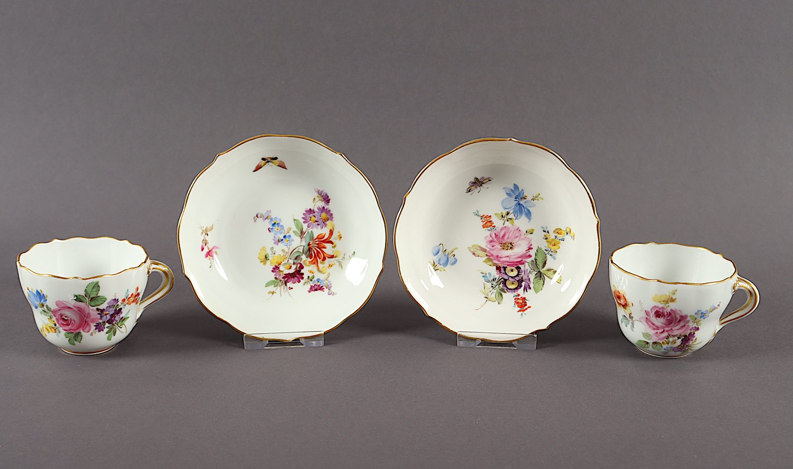 zwei Tassen mit Untertasse, Neuer Ausschnitt, Blumen, Meissen, E.19.Jh.