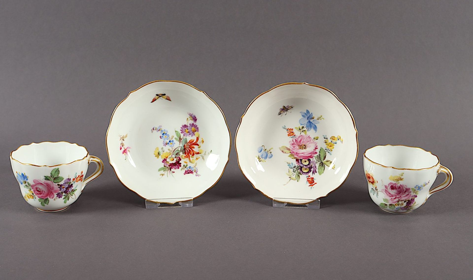 zwei Tassen mit Untertasse, Neuer Ausschnitt, Blumen, Meissen, E.19.Jh.