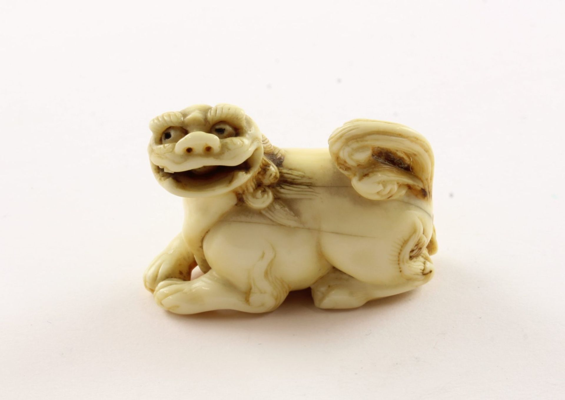 Netsuke, liegender Wächterlöwe, Elfenbein