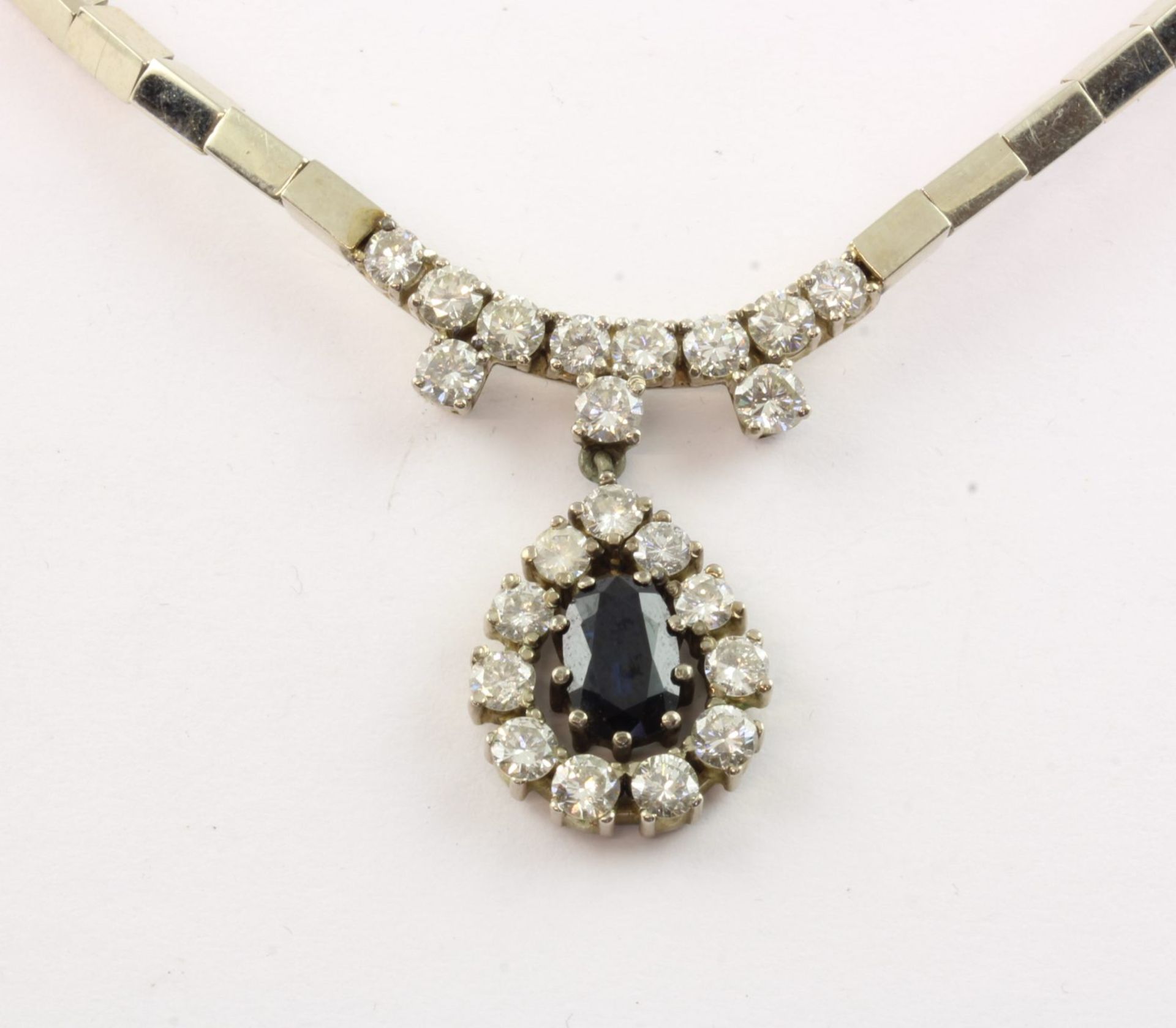 Collier, 585/ooo WG, geprüft, Safir, Brillanten 2,2ct. - Image 2 of 2