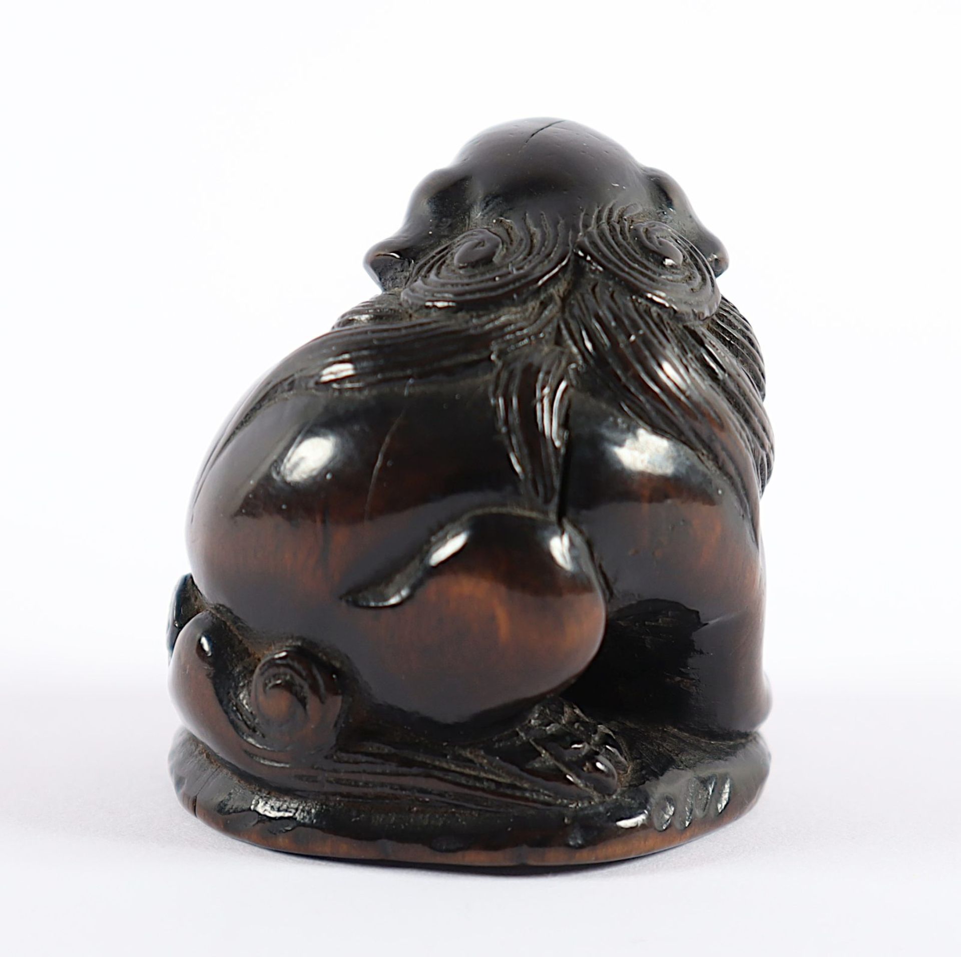 Netsuke Shishi mit Brokatball, Buchsbaum, JAPAN, besch. - Image 3 of 4