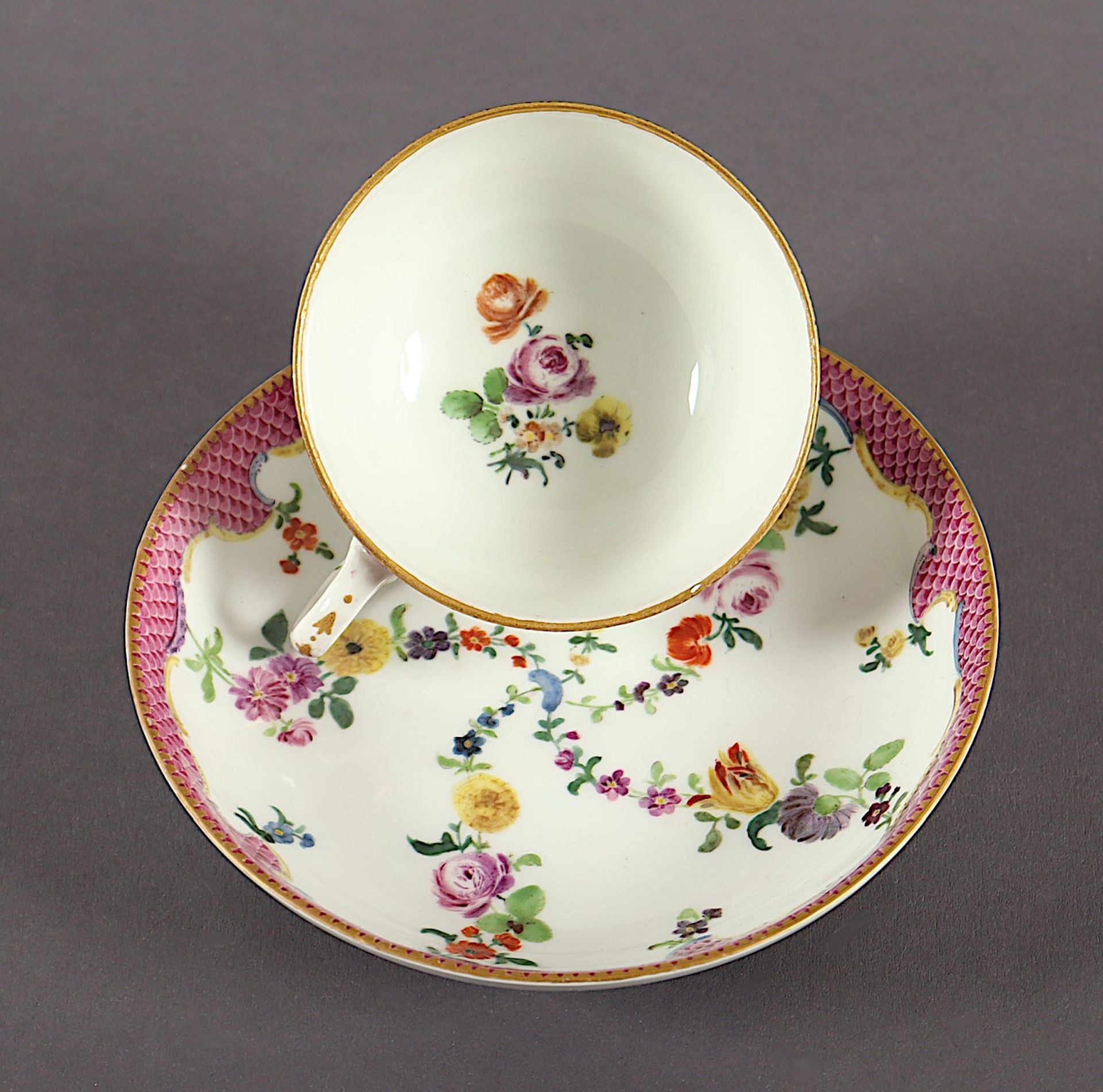 Tasse mit Untertasse, Purpurschuppenrand, Blumengirlanden, Meissen, 18.Jh. - Image 2 of 3