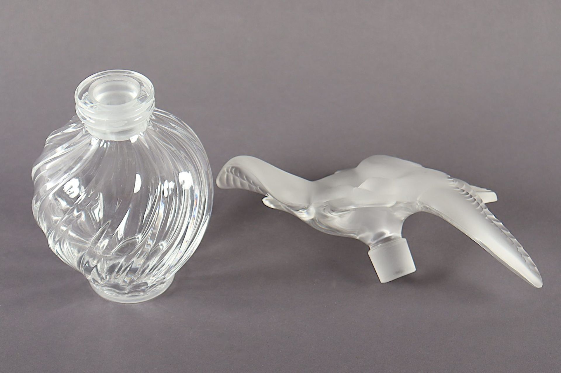 Flacon mit Taubenpaar, Glas, Lalique - Image 3 of 4