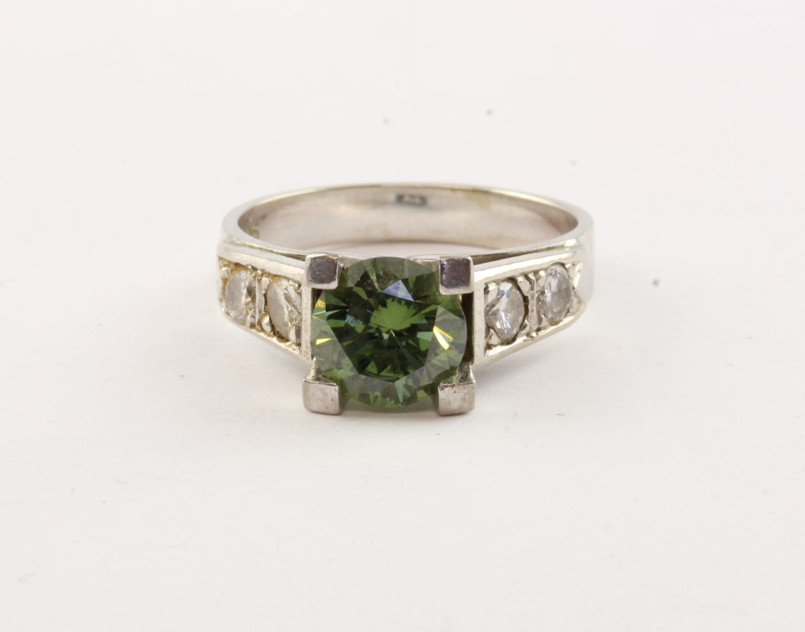 Brillantring, 585/ooo WG, besetzt mit Brillanten und einem grünen Diamant - Image 2 of 2