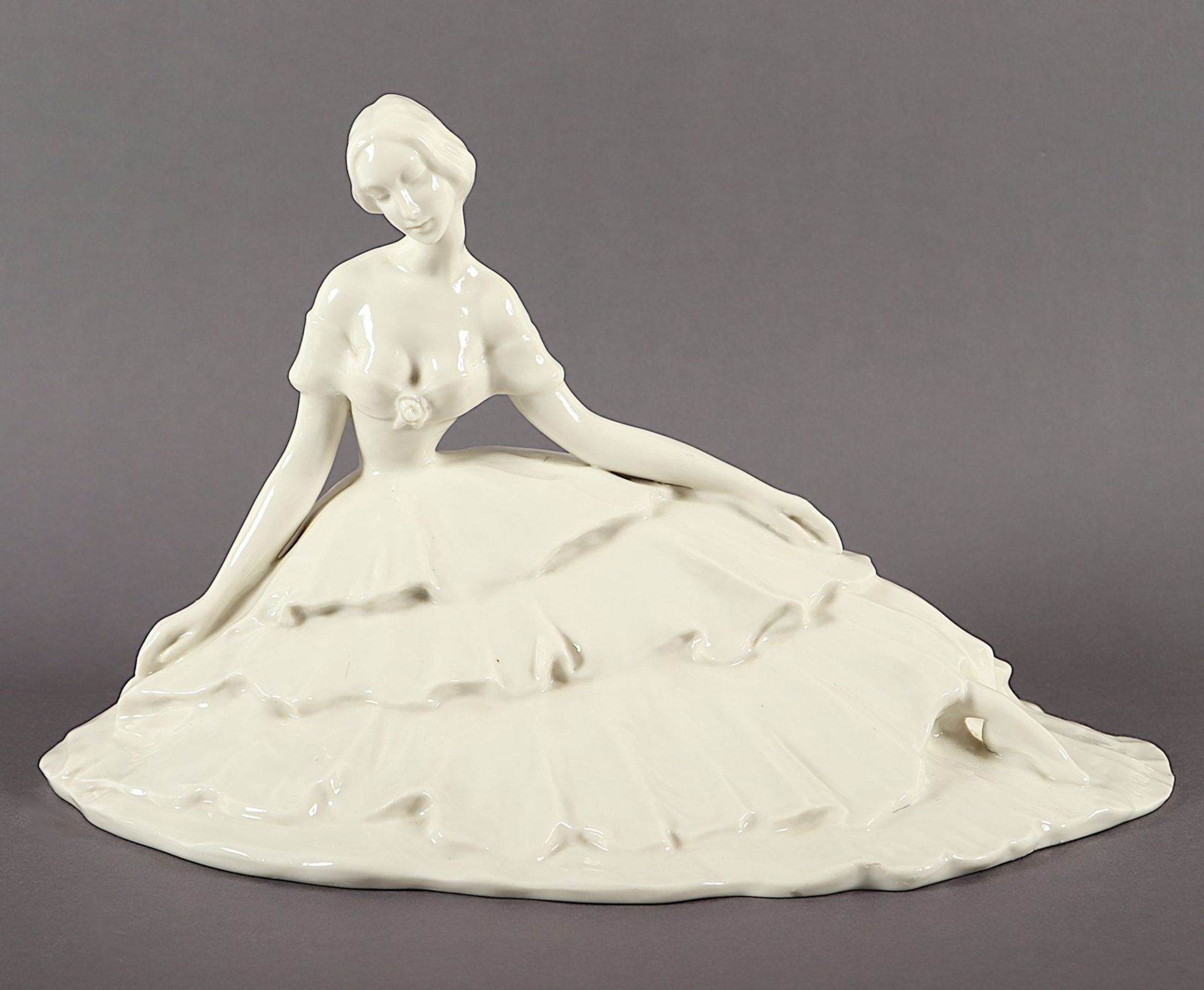 Figur "Sitzende Dame", Claire Volkhart, Schwarzburger Werkstätten für Porzellankunst