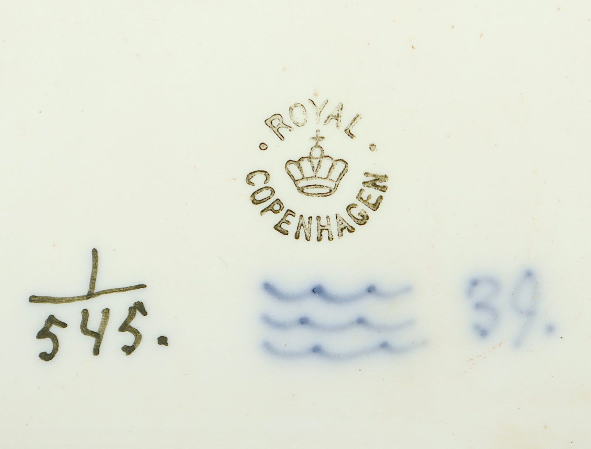 Drei Platten und eine Butterdose, Musselmalet, ROYAL COPENHAGEN - Image 2 of 3