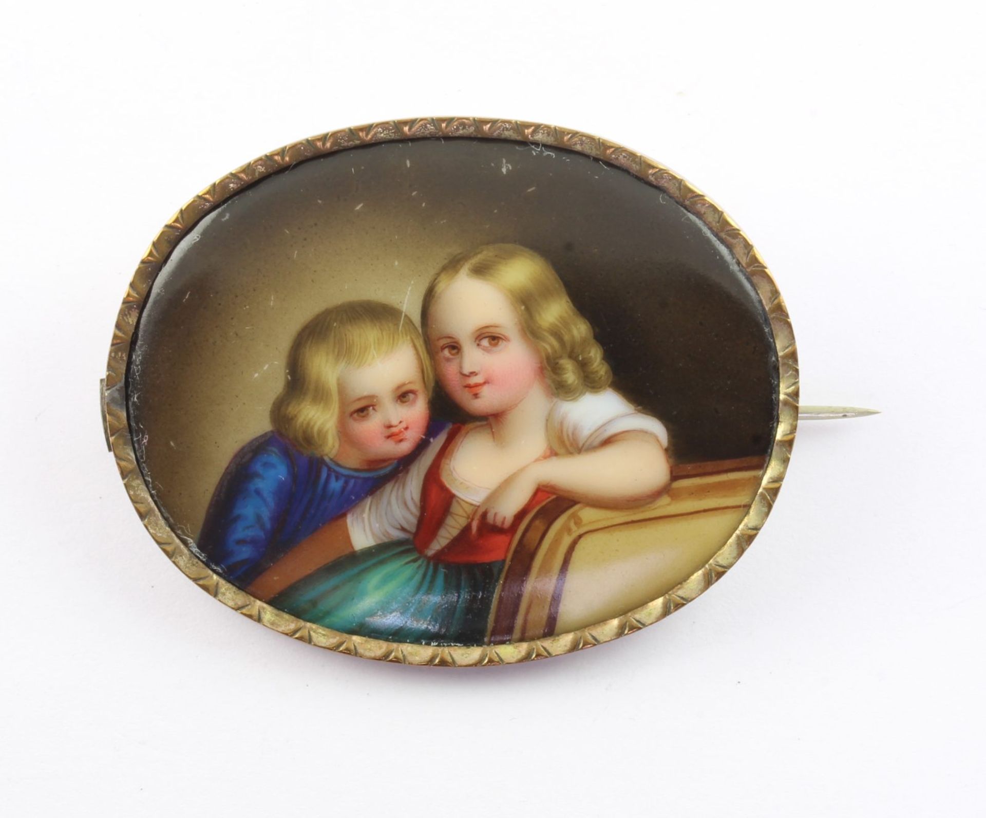BROSCHE, vergoldet, Porzellanmalerei, Darstellung eines Geschwisterpaares, L 5,3, 19.Jh.