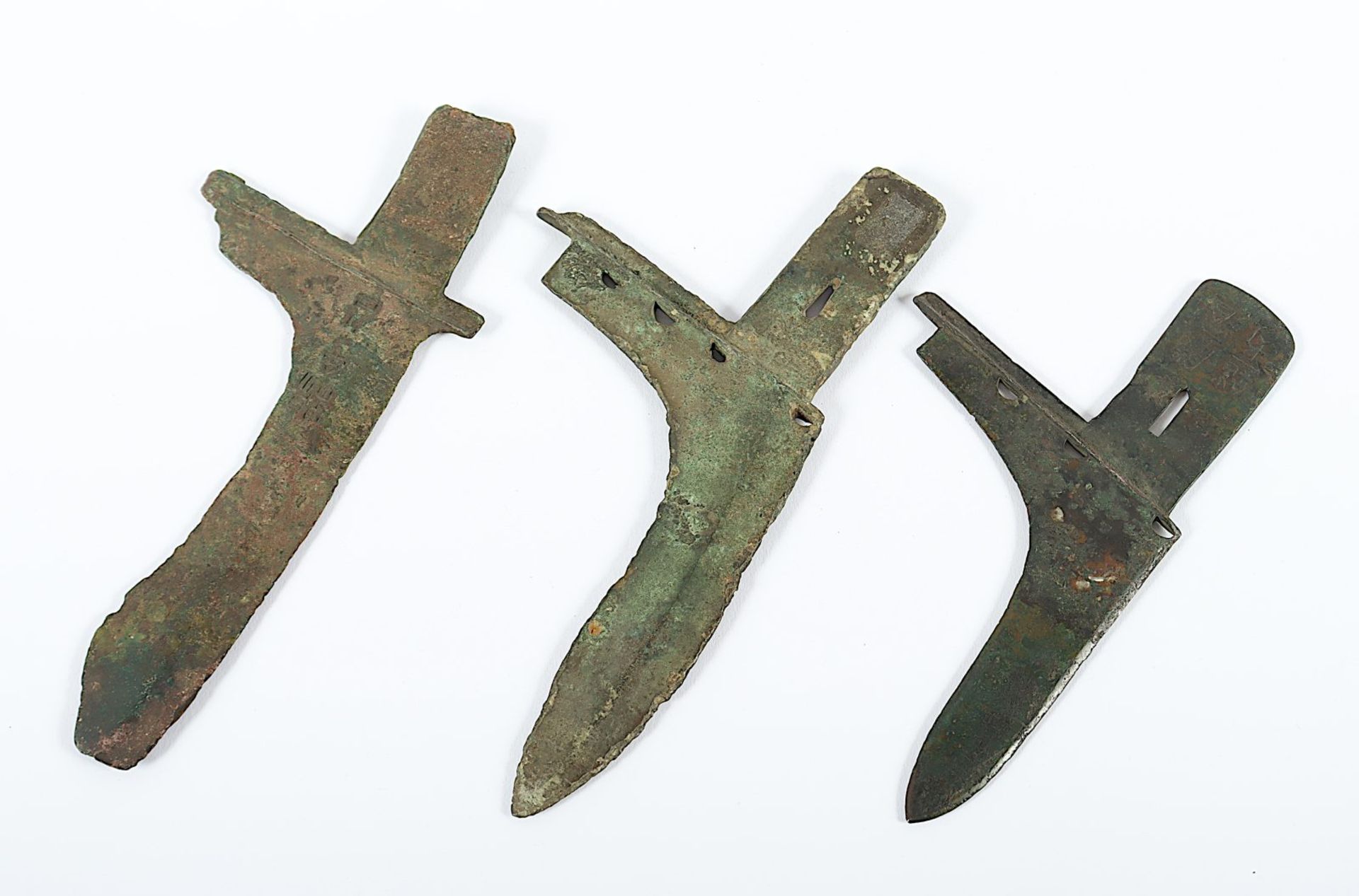 drei Klingen, Bronze, CHINA, Zhou-Zeit, besch. - Image 2 of 3