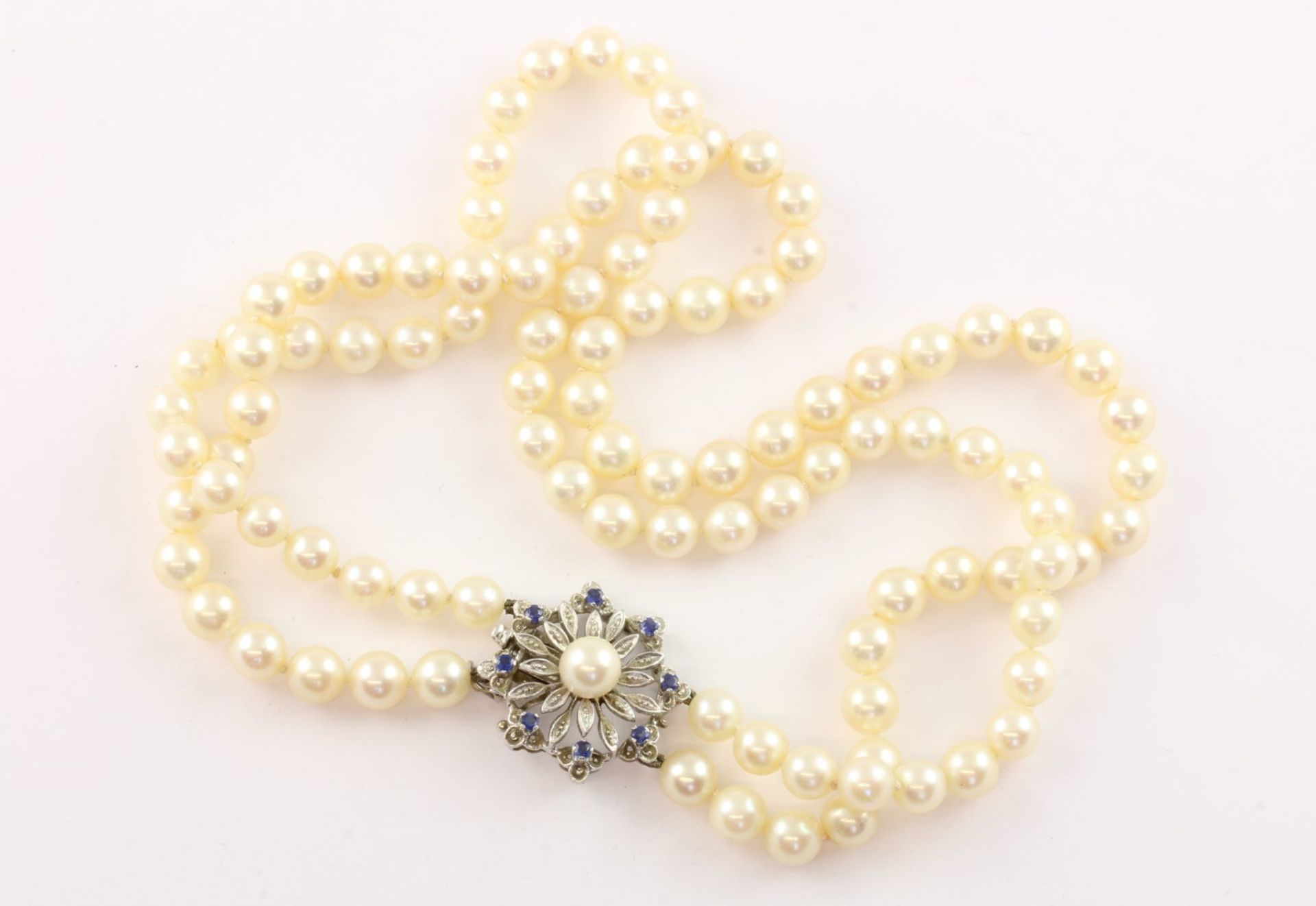 Perlenkette, doppelreihig, 750/ooo WG Schließe, Safir