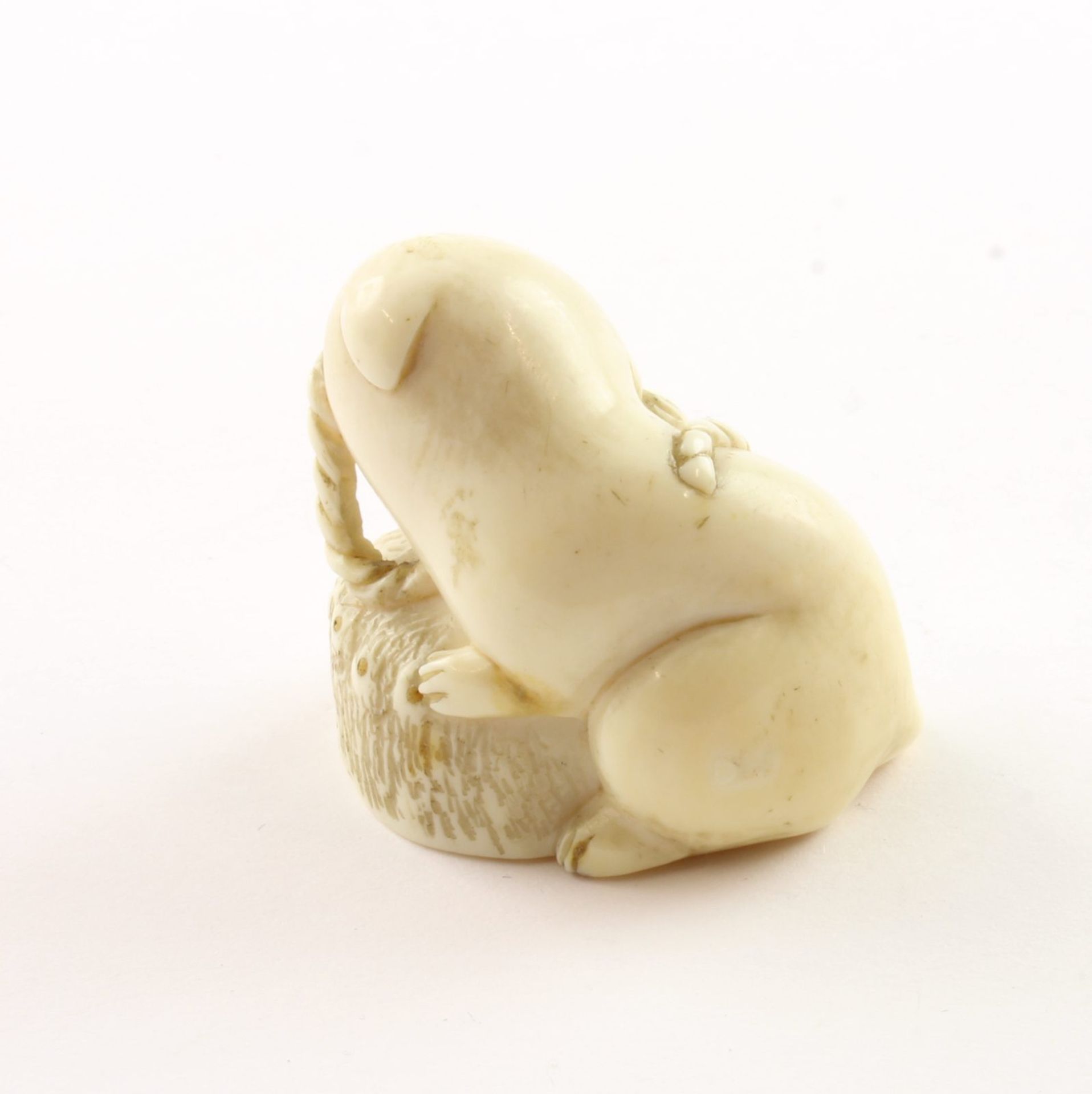 Netsuke, Welpe mit Awabi, Elfenbein - Bild 2 aus 4