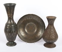 Zwei Vasen und ein Teller, persisch