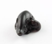 NETSUKE BACHE MIT FRISCHLING, Holz, JAPAN