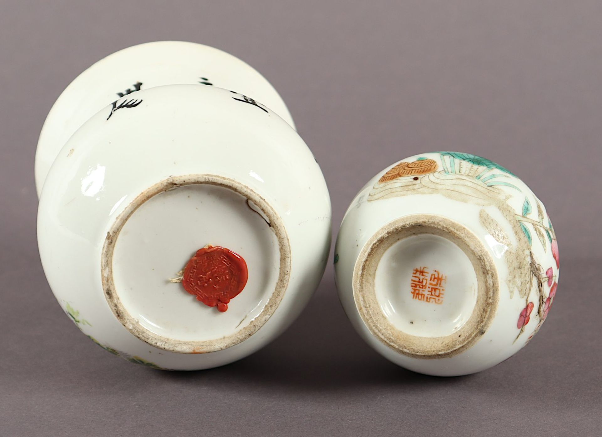 zwei Vasen, Porzellan, famille rose, China, 20.Jh. - Bild 4 aus 4