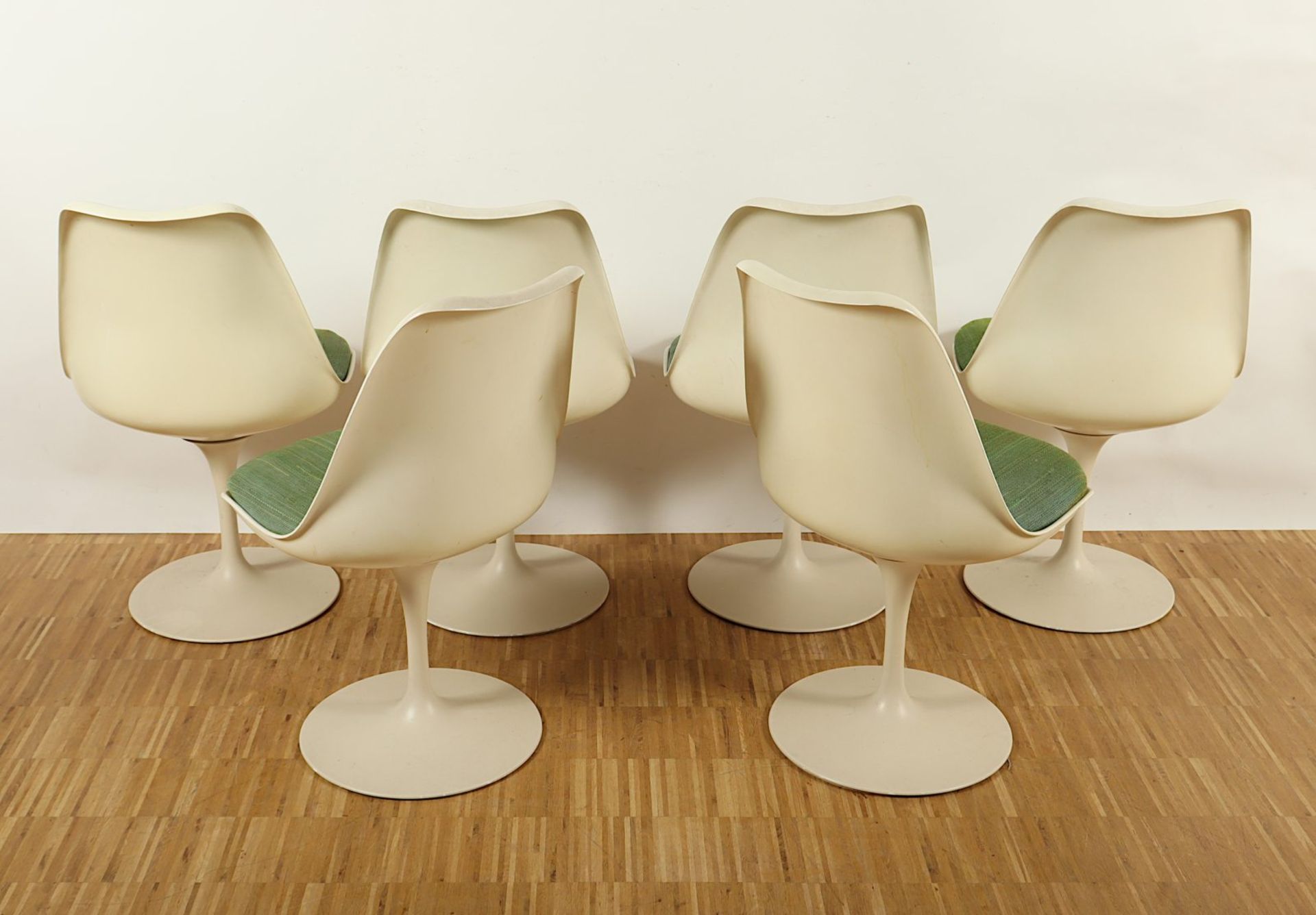 sechs Stühle "Tulip", einer besch. und ohne Polster, Saarinen, Knoll - Bild 3 aus 3