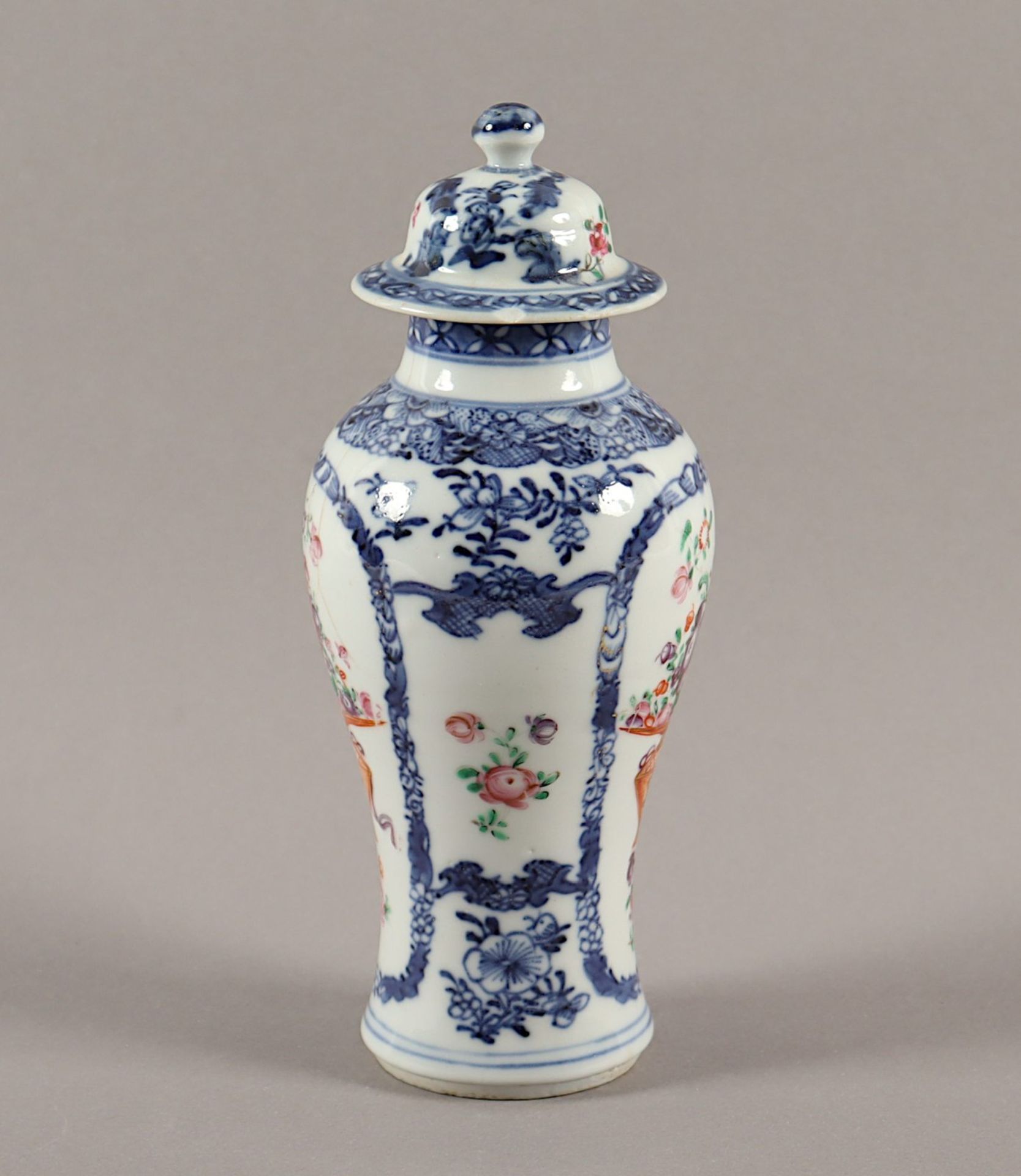 Deckelvase, Porzellan, China, um 1800 - Bild 2 aus 5