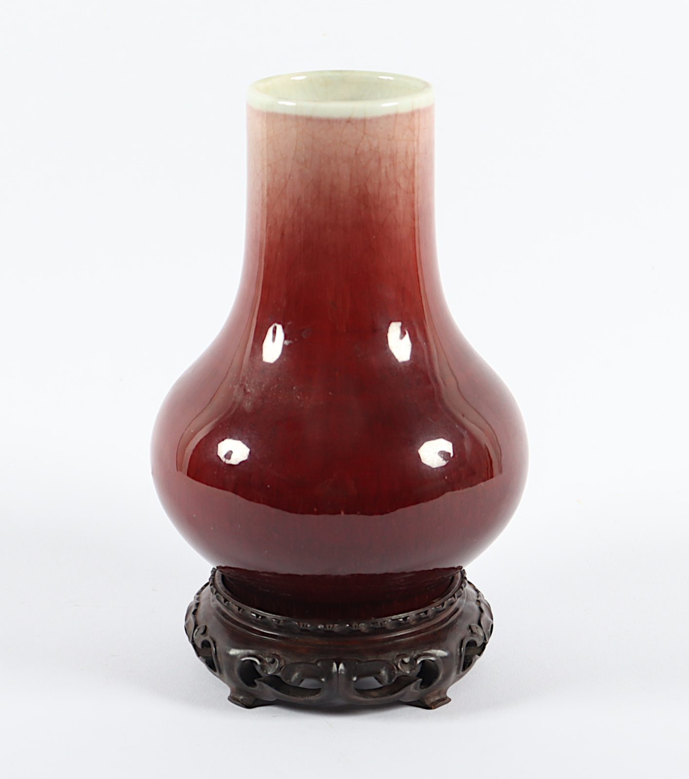 Vase mit sang de boeuf-Glasur, Porzellan, Holzstand, CHINA