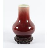 Vase mit sang de boeuf-Glasur, Porzellan, Holzstand, CHINA