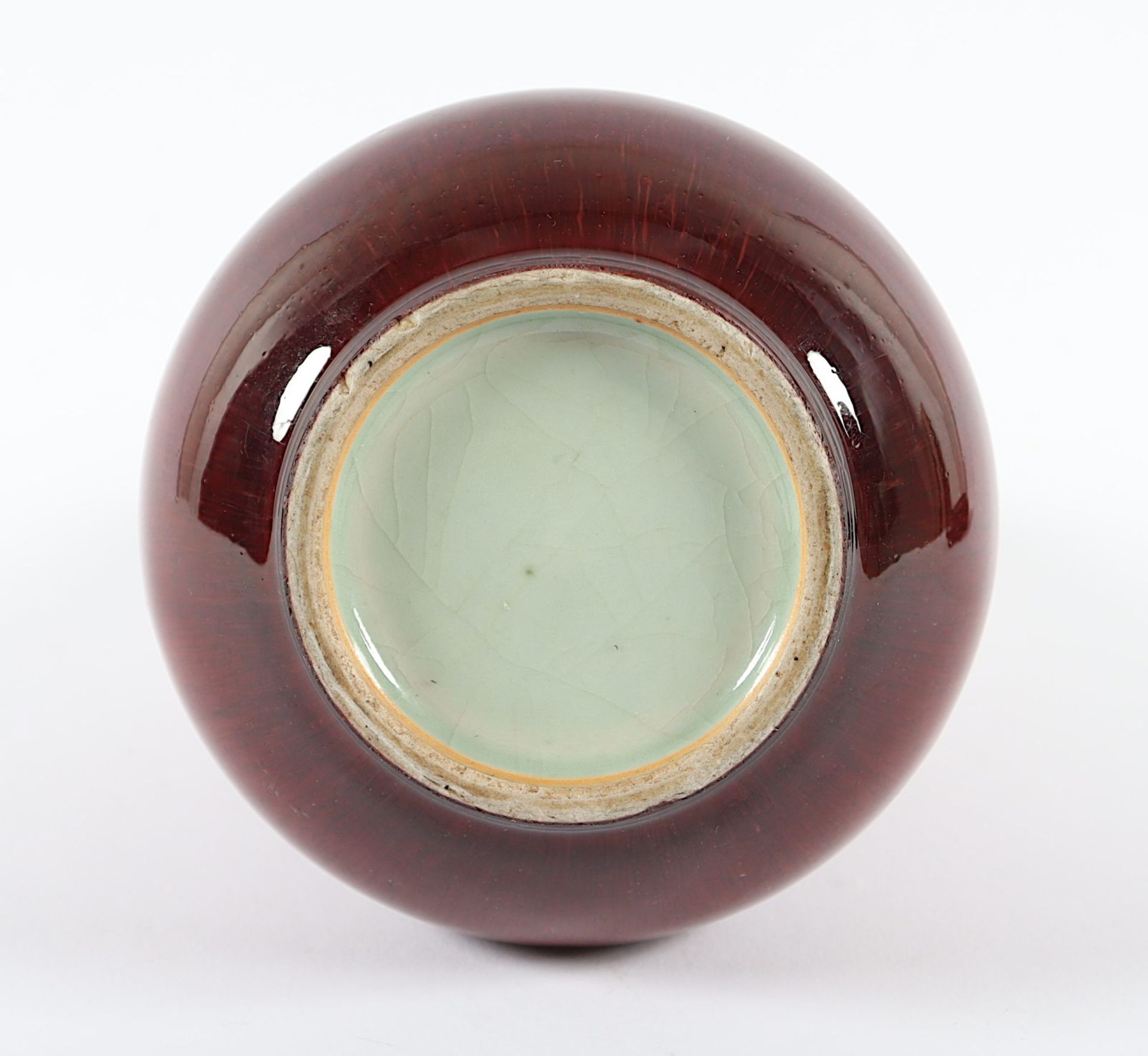 Vase mit sang de boeuf-Glasur, Porzellan, Holzstand, CHINA - Bild 2 aus 2
