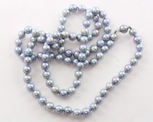 Perlenkette, 750/ooo WG, blaue Perlen