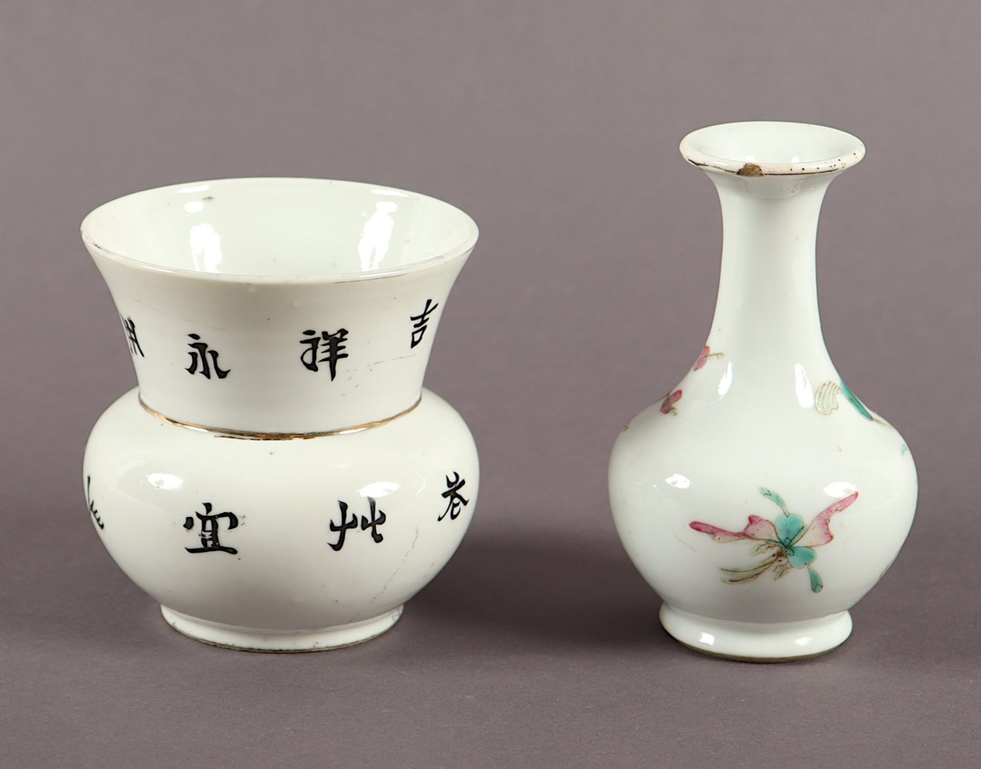 zwei Vasen, Porzellan, famille rose, China, 20.Jh. - Bild 2 aus 4