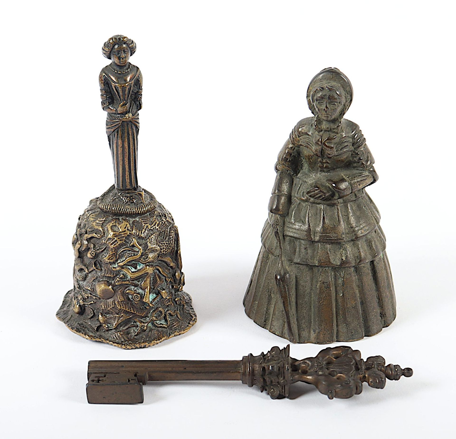 Mädler-Falckenberg, Gerda, zwei Handglocken und ein Schlüssel, Bronze