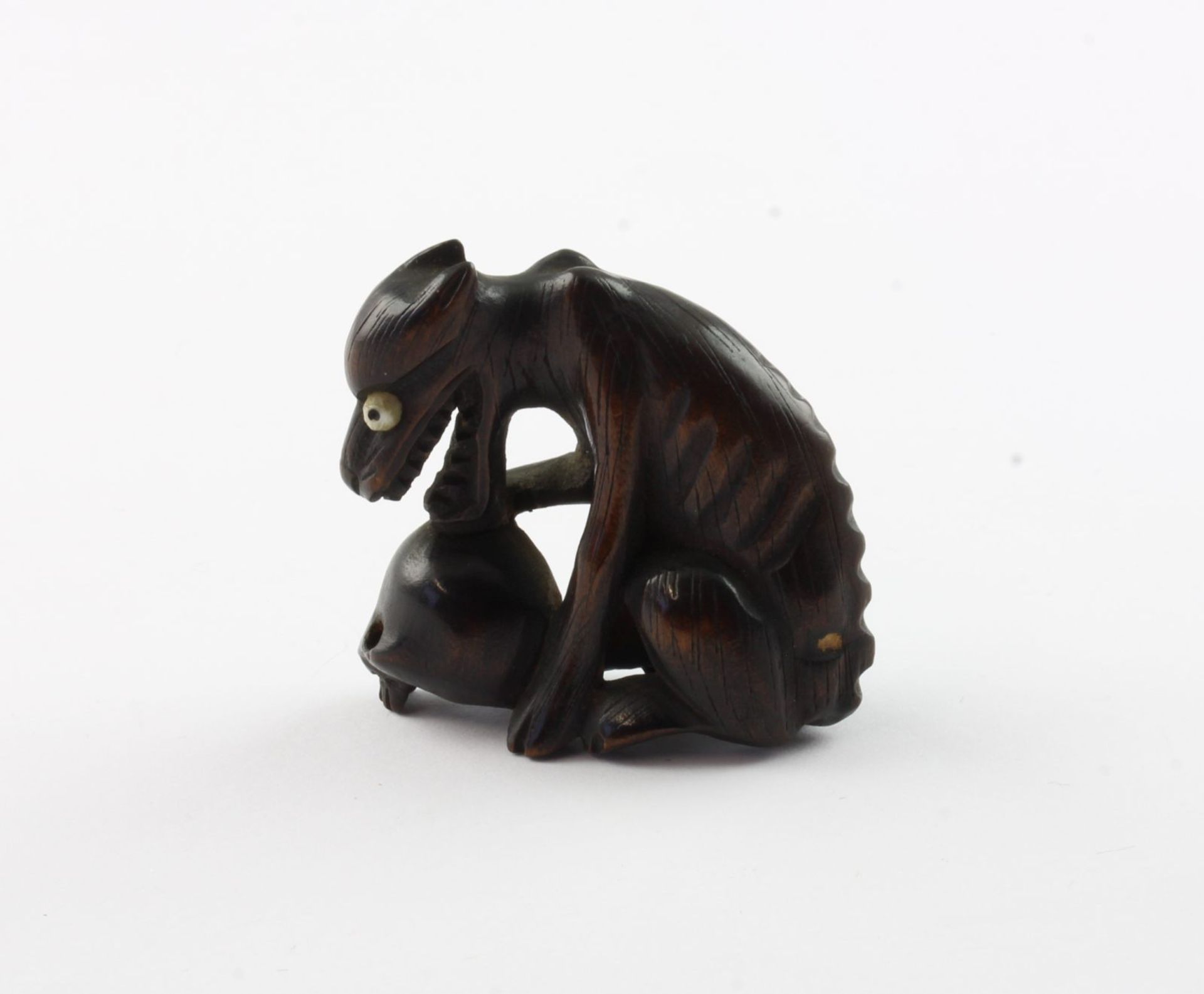 NETSUKE WOLF UND TOTENKOPF, Holz, JAPAN - Image 2 of 3