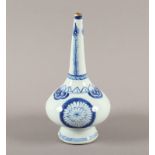 Rosenwasserflasche, Porzellan, China, 18.Jh.