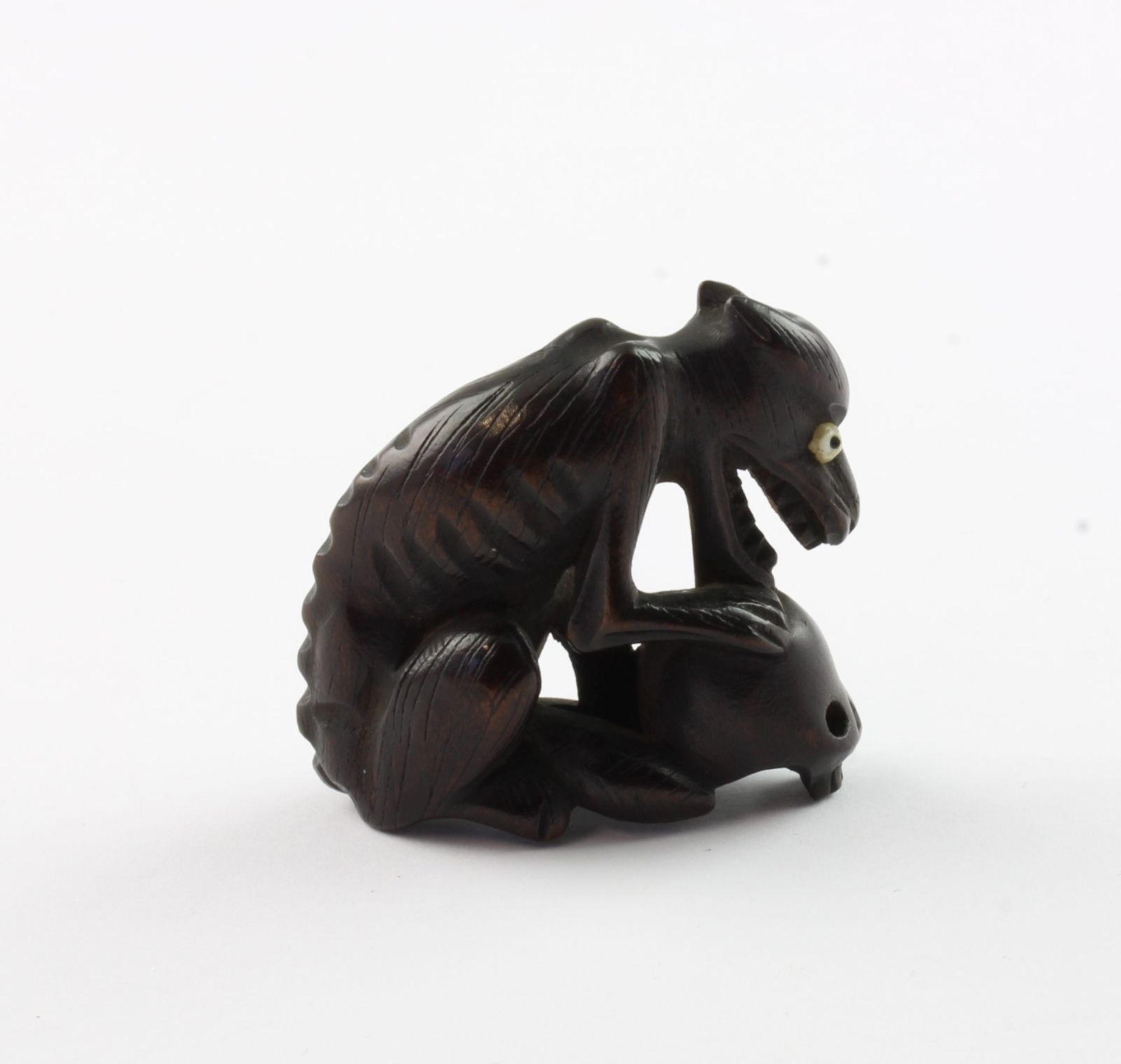 NETSUKE WOLF UND TOTENKOPF, Holz, JAPAN