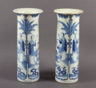 Paar blau-weise Vasen, Porzellan, CHINA