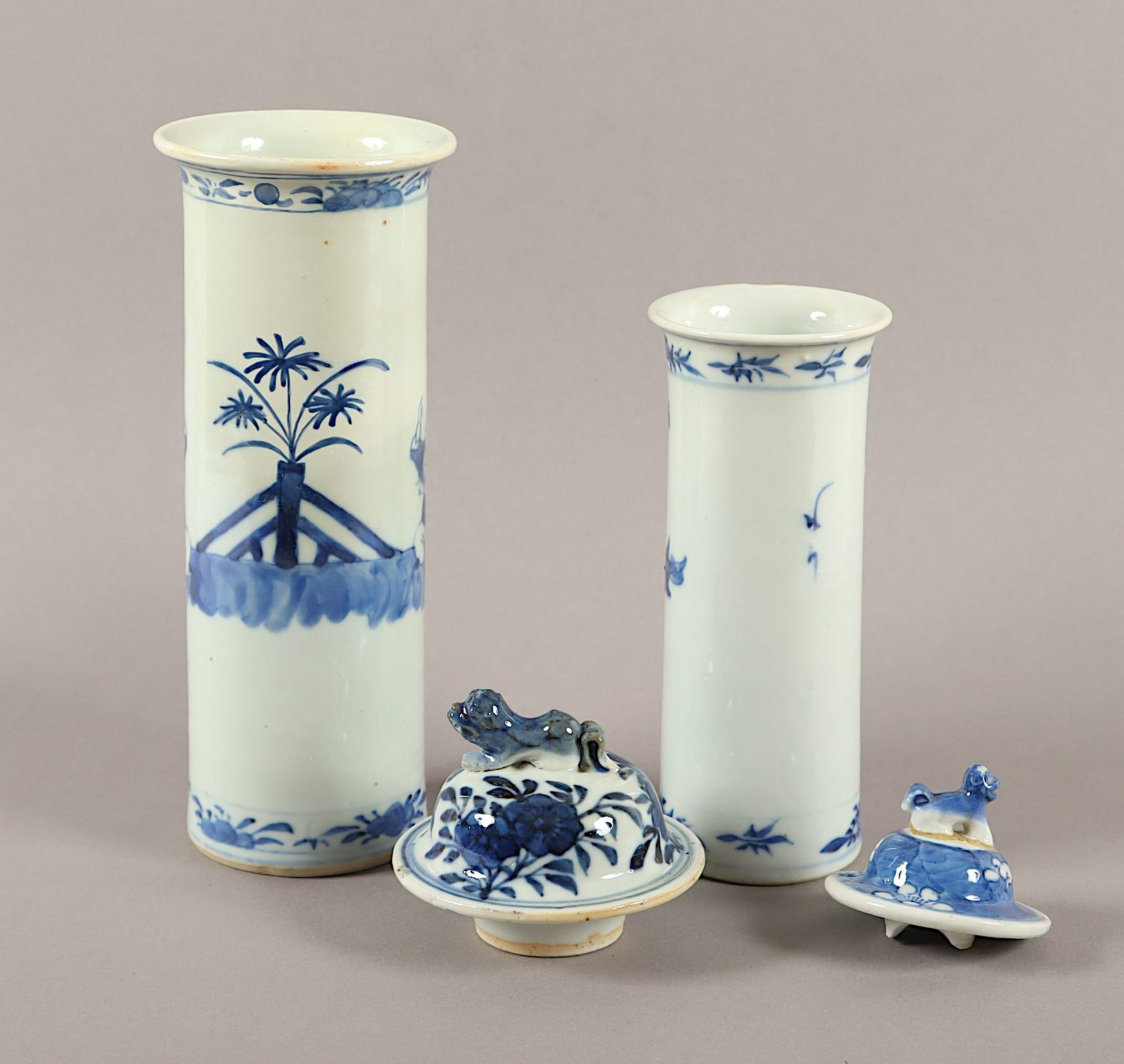 zwei Stangenvasen, Porzellan, unterglasurblau dekoriert, China, A.19.Jh. - Bild 3 aus 5