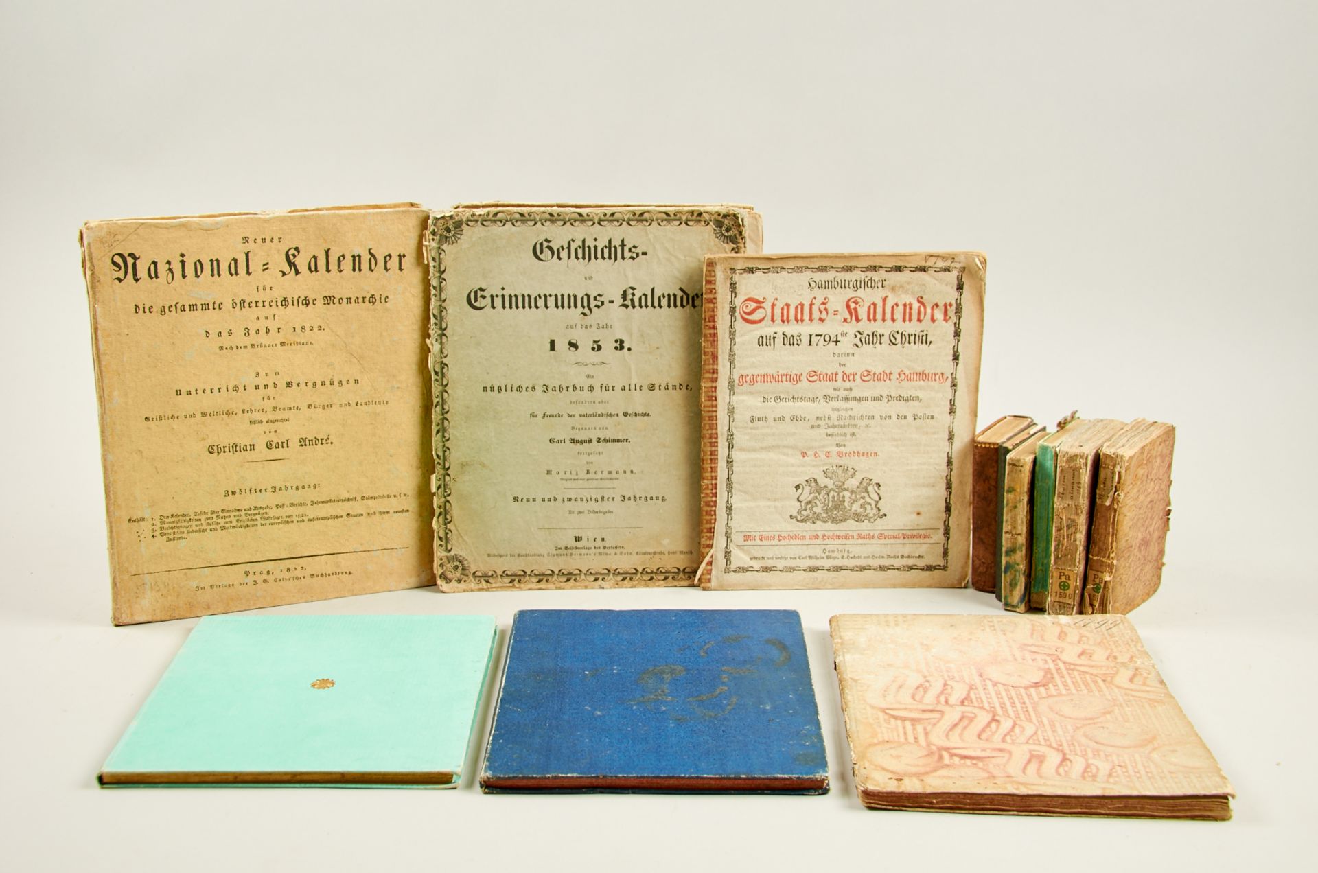Sammlung - 15 verschied. Kalender mit zus. 23 Jahrgängen in ebenso vielen Bdn. 1724-1865. Verschied.