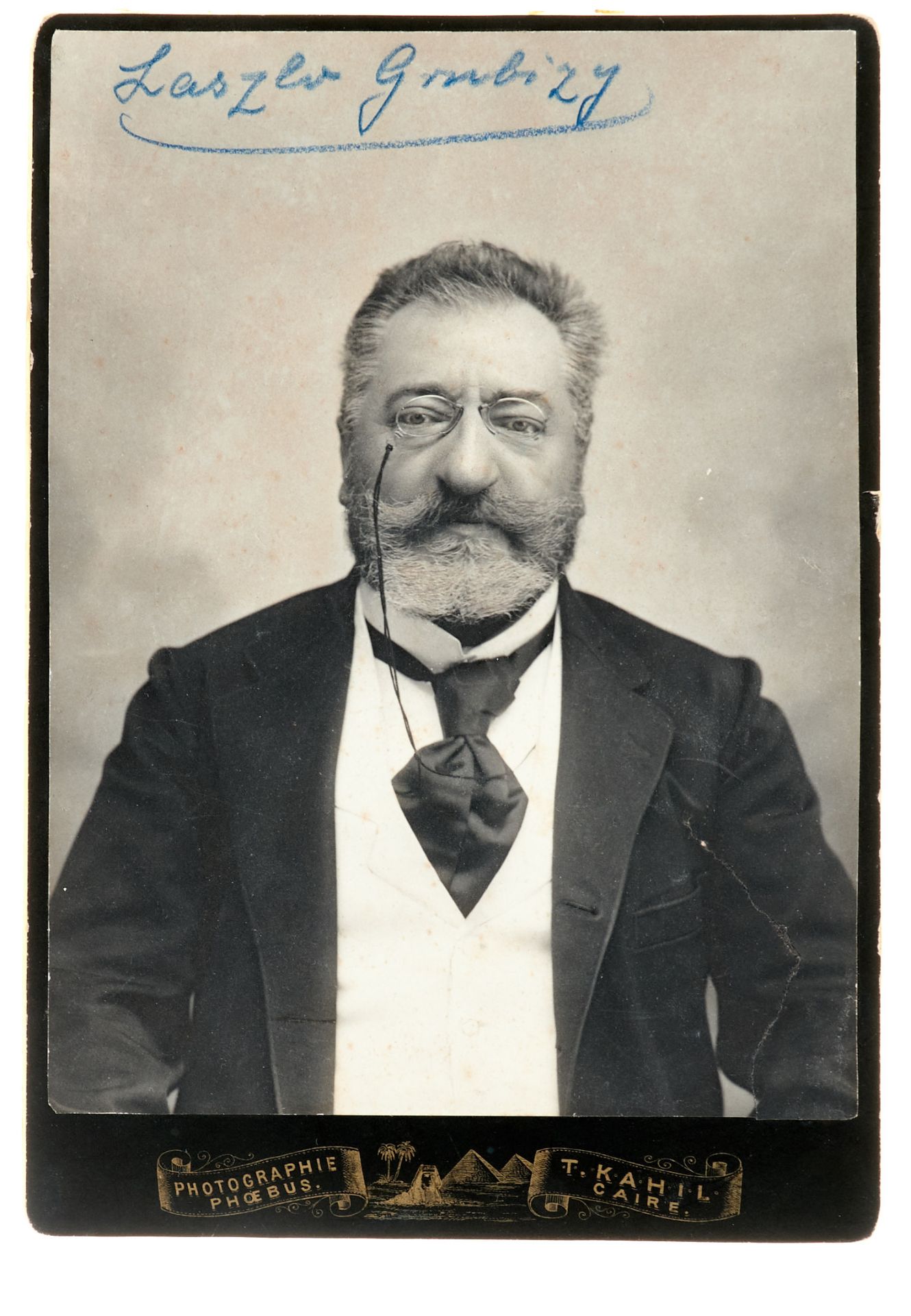 Porträts Kahil - Brustbild eines wohl ungarischen, wohlgekleideten Mannes mit Zwickel, wohl Laszlo