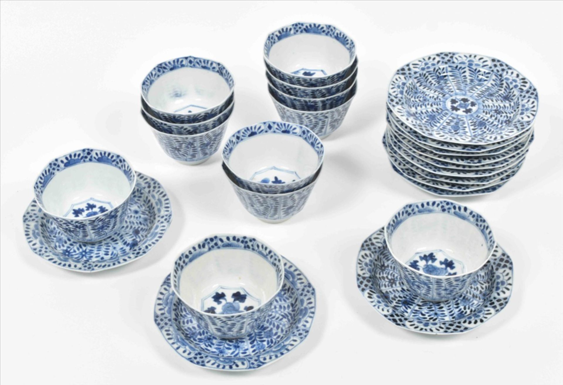 [China. Porcelain] Matching set of twelve Chinese Qianlong porcelain tea cups and saucers