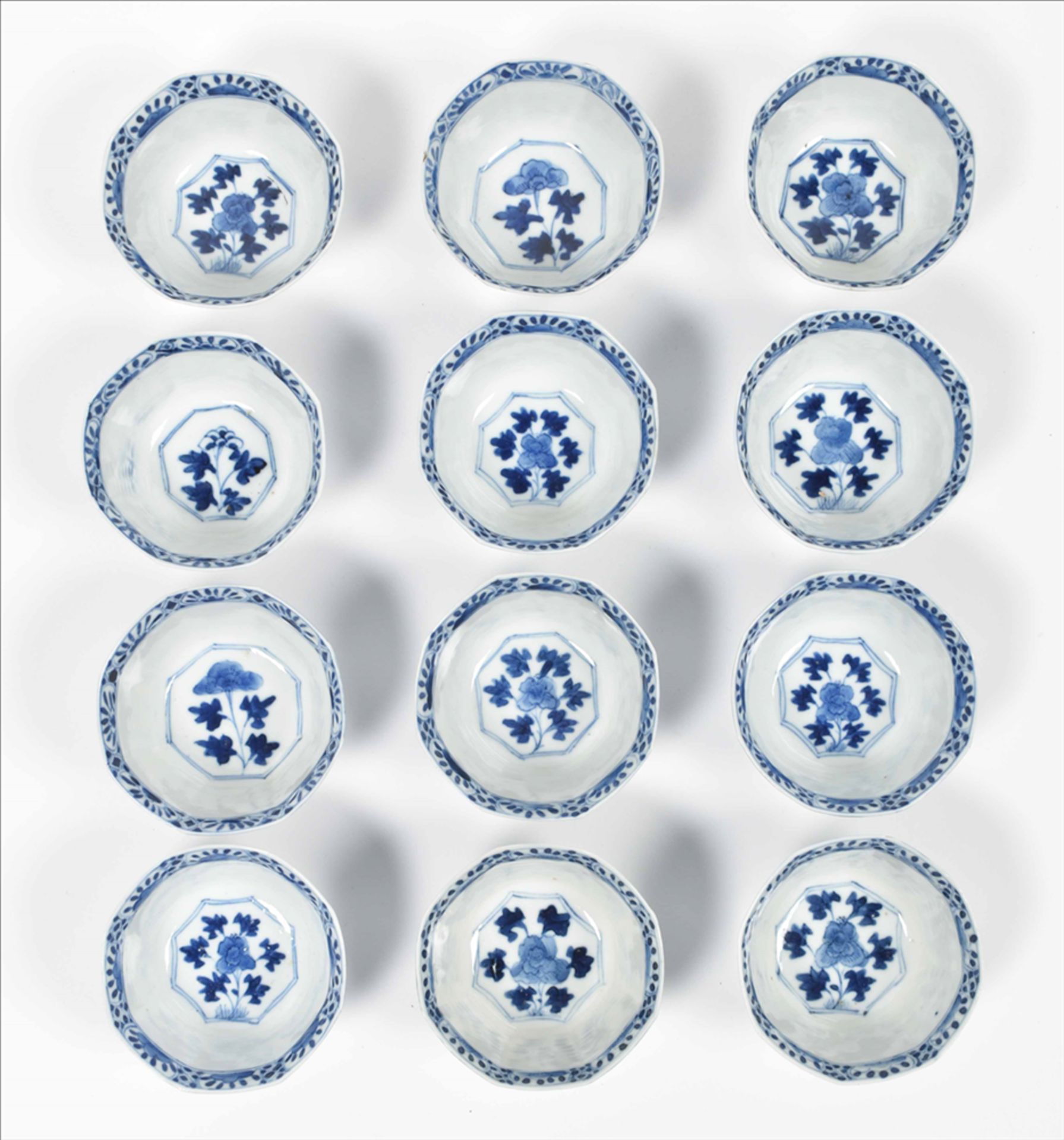 [China. Porcelain] Matching set of twelve Chinese Qianlong porcelain tea cups and saucers - Image 10 of 10