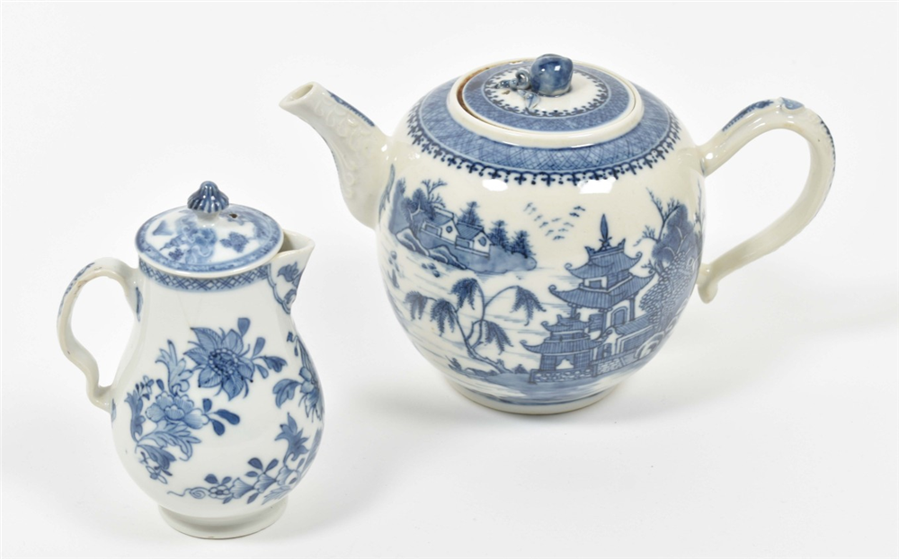 [China. Porcelain] Chinese Qianlong porcelain teapot