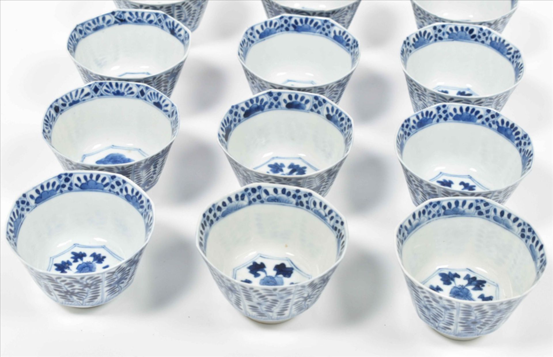 [China. Porcelain] Matching set of twelve Chinese Qianlong porcelain tea cups and saucers - Bild 8 aus 10