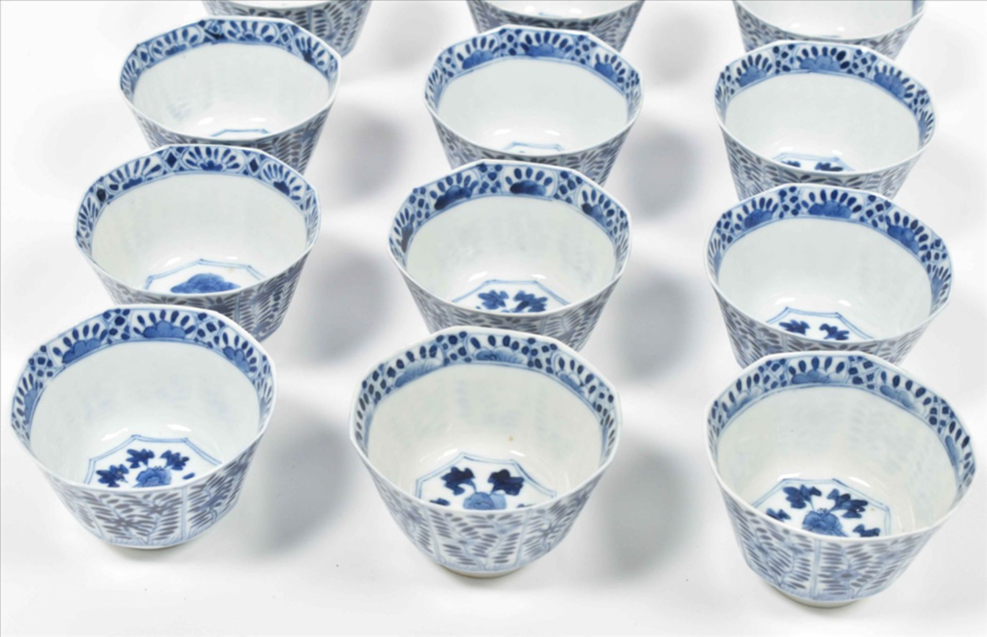 [China. Porcelain] Matching set of twelve Chinese Qianlong porcelain tea cups and saucers - Image 8 of 10