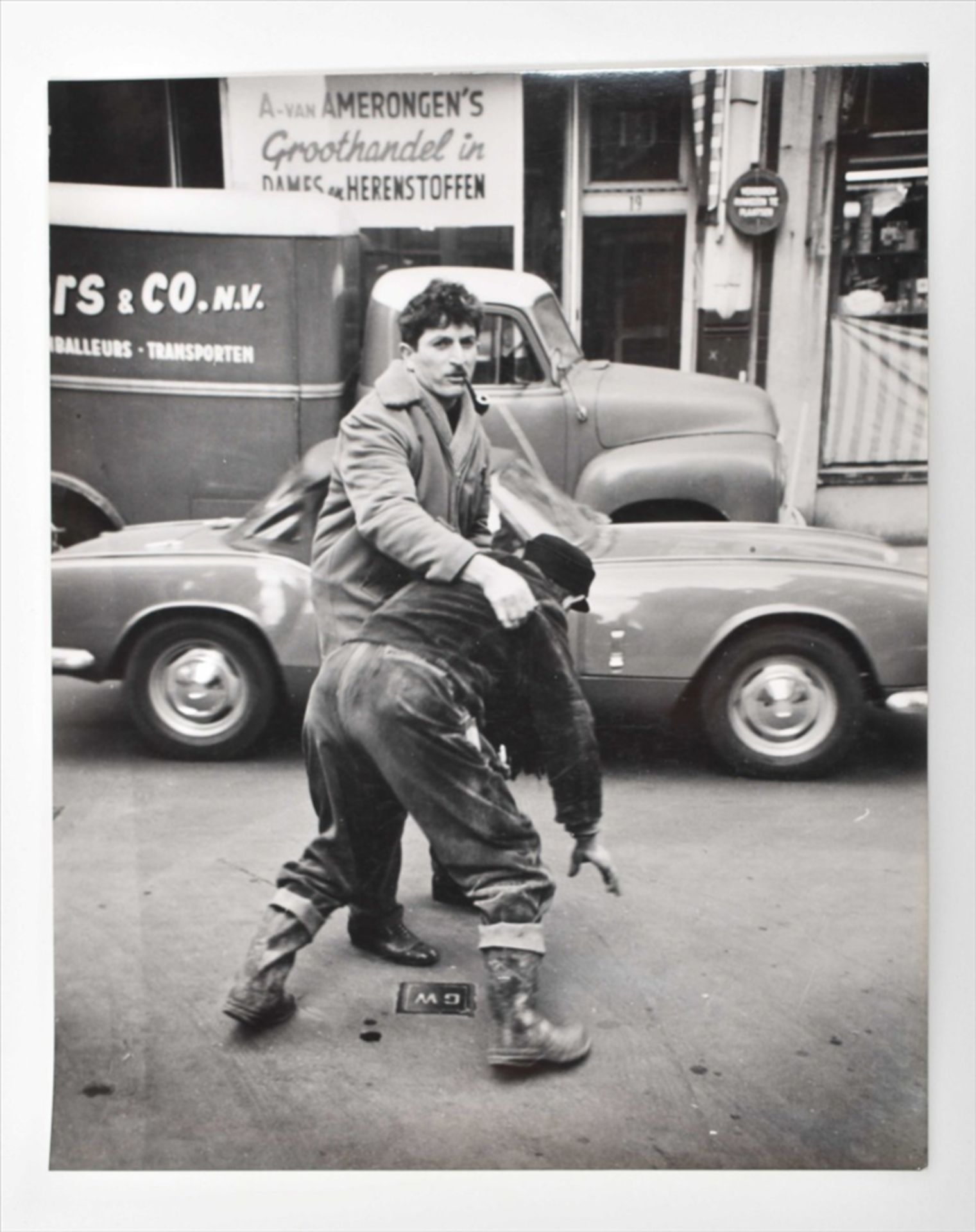 Cor Jaring (1936-2013). "Op straat gevallen beschonken man, Oude Hoogstraat, Amsterdam". - Image 6 of 8