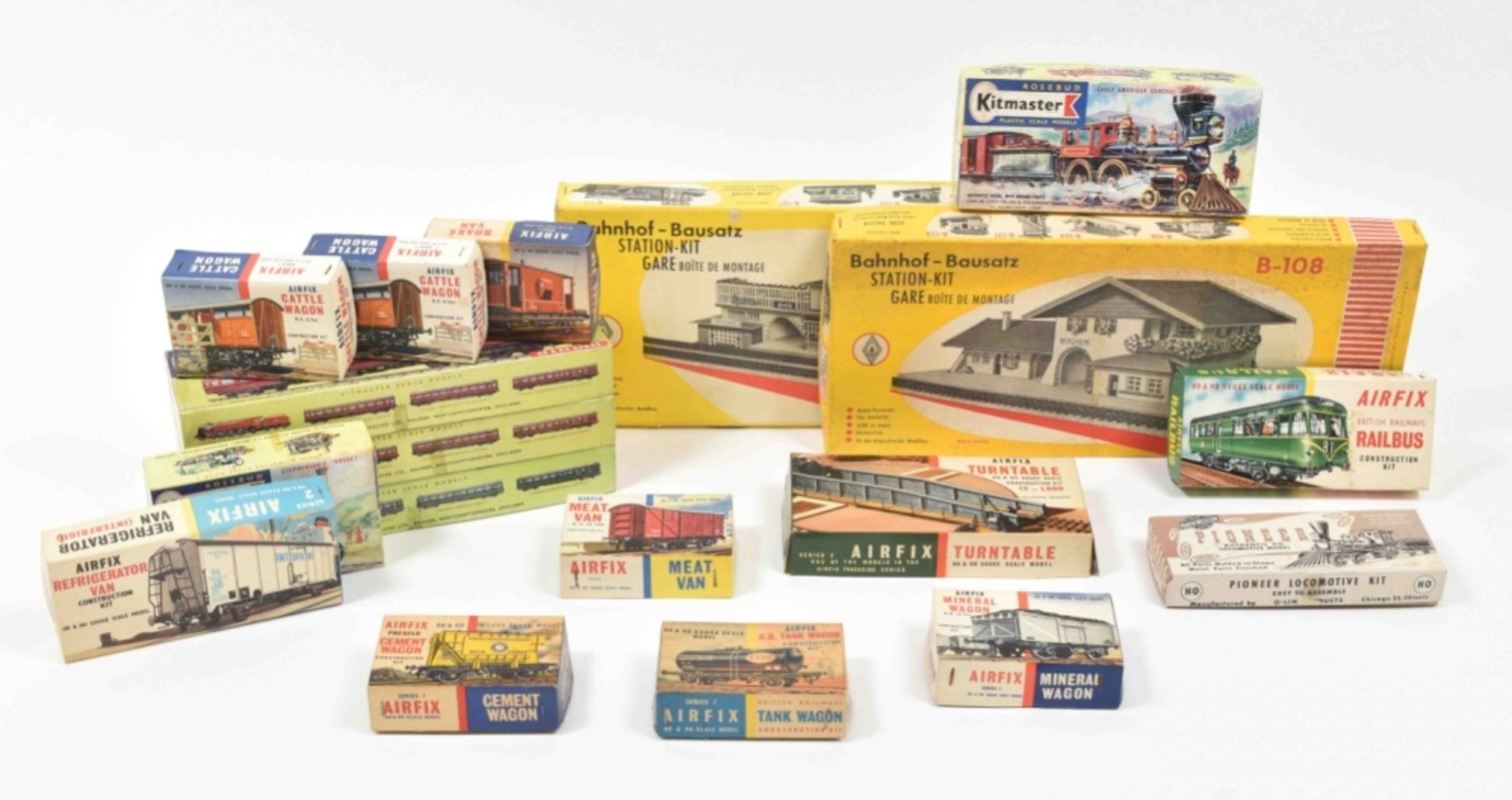 [Model trains] Collection of eighteen model train kits
