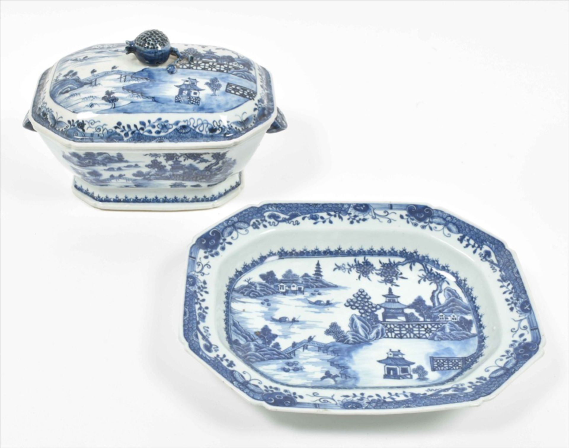 [China. Porcelain] Chinese Qianlong porcelain tureen dish