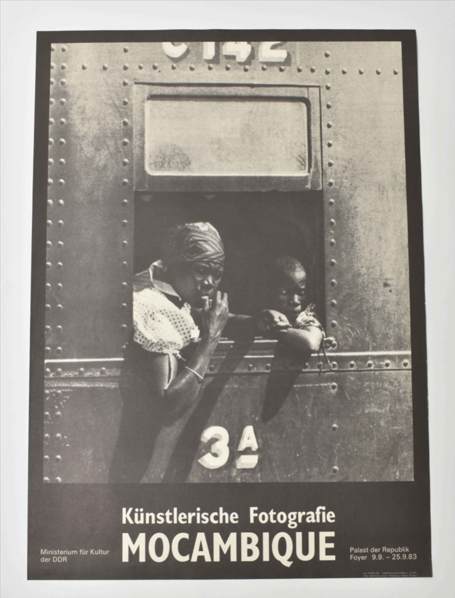 [DDR] Twelve East German movie and exhibition posters: (1) Künstlerische Fotografie Mocambique - Image 6 of 8